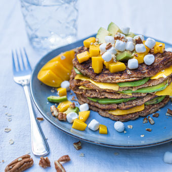 Havrepannkakor med mango, avokado och getost