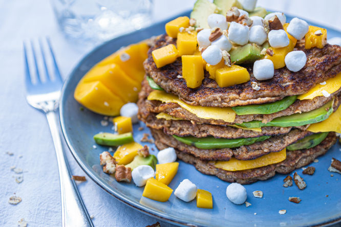 Havrepannkakor med mango, avokado och getost