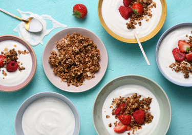 Yoghurt med bär och honungsrostad havre