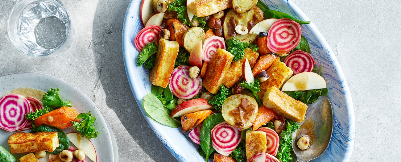 Krispig ost- och rotfruktssallad med hasselnötter och brynt smör