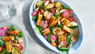 Krispig ost- och rotfruktssallad med hasselnötter och brynt smör