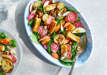 Krispig ost- och rotfruktssallad med hasselnötter och brynt smör