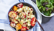 Gratinerad blomkål med bacon och tomat