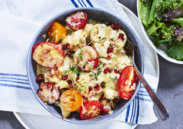 Gratinerad blomkål med bacon och tomat