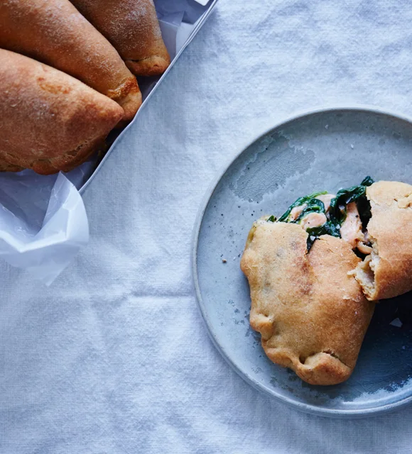 Pierogis med laks, spinat og blåmuggost