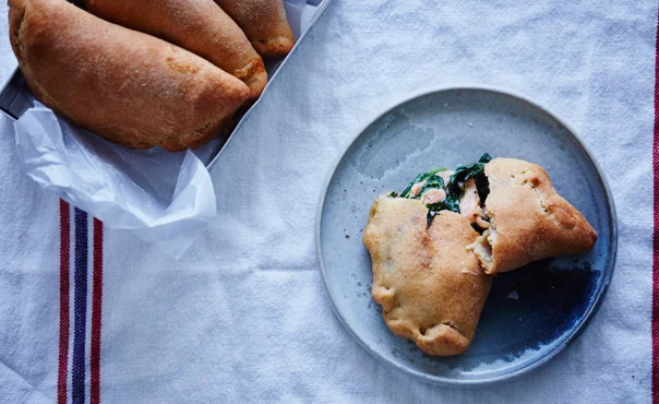 Pierogis med laks, spinat og blåmuggost