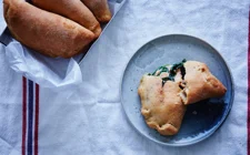 Piroggen mit Lachs, Spinat und Blue
