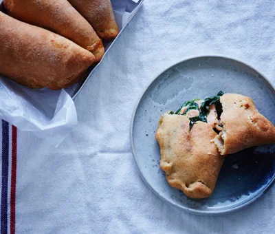 Piroggen mit Lachs, Spinat und Blue