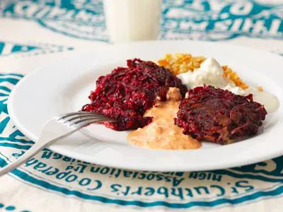 Rivna äpplen förhöjer smaken på de omtyckta rödbetsbiffarna. Praktiskt med en grundröra som blir till två goda röror med olika smaksättningar.