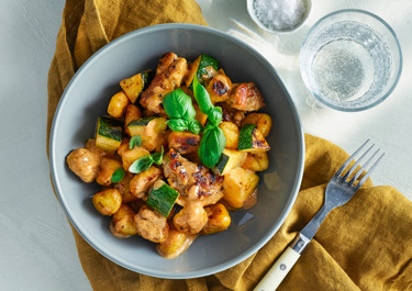 Krämig kyckling- och gnocchipanna med färsk basilika