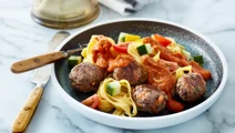 Oksekødsfrikadeller med cremet tomatsauce og frisk pasta