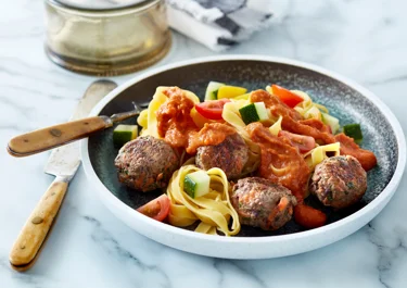 Oksekødsfrikadeller med cremet tomatsauce og frisk pasta