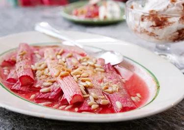 Smält rabarber med vit choklad och kanelgrädde