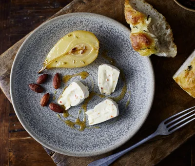 Uunipäärynät chilijuustolla