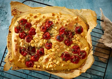 Langtidshævet focaccia med stilktomater