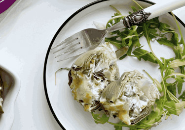 Alcachofas rellenas de pimientos con Arla Queso rallado Mozzarella