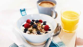 Havregrynsgröt med blåbär och hallon