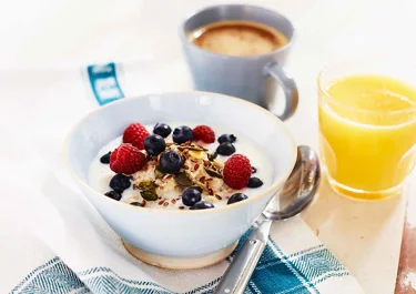 Havregrynsgröt med blåbär och hallon