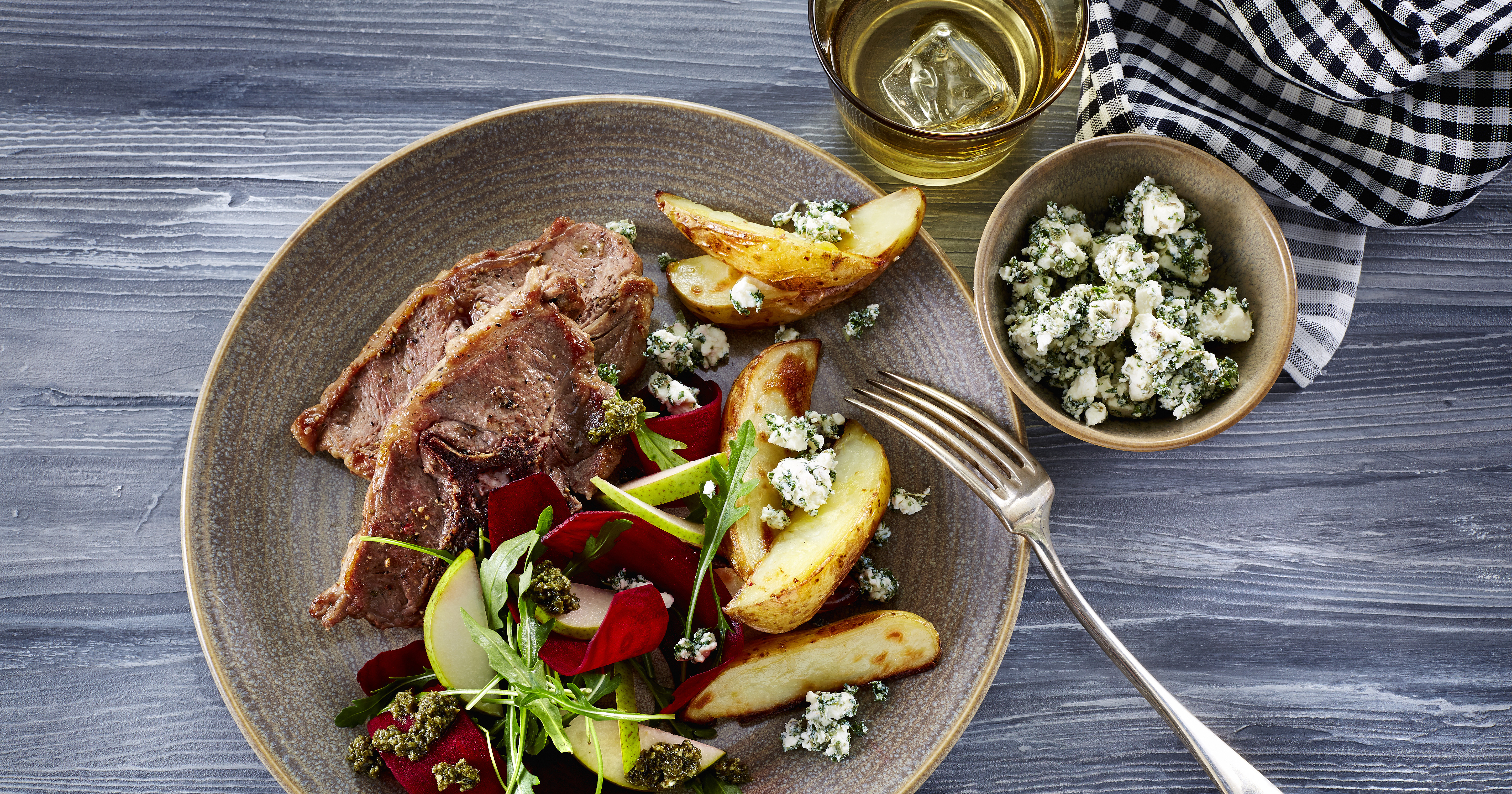 Lammekoteletter med kartofler og ostedrys
