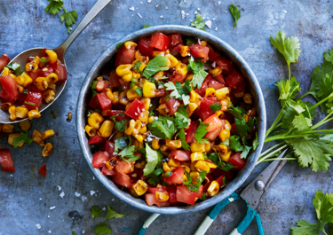 Frisk tomatsalsa med ristede majs