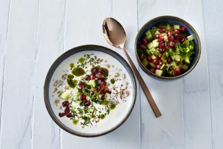 Kold yoghurtsuppe med perlespelt og granatæble