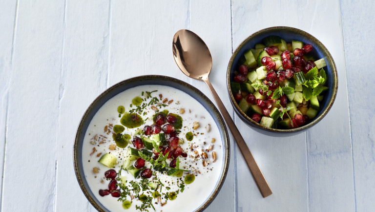 Kold yoghurtsuppe med perlespelt og granatæble