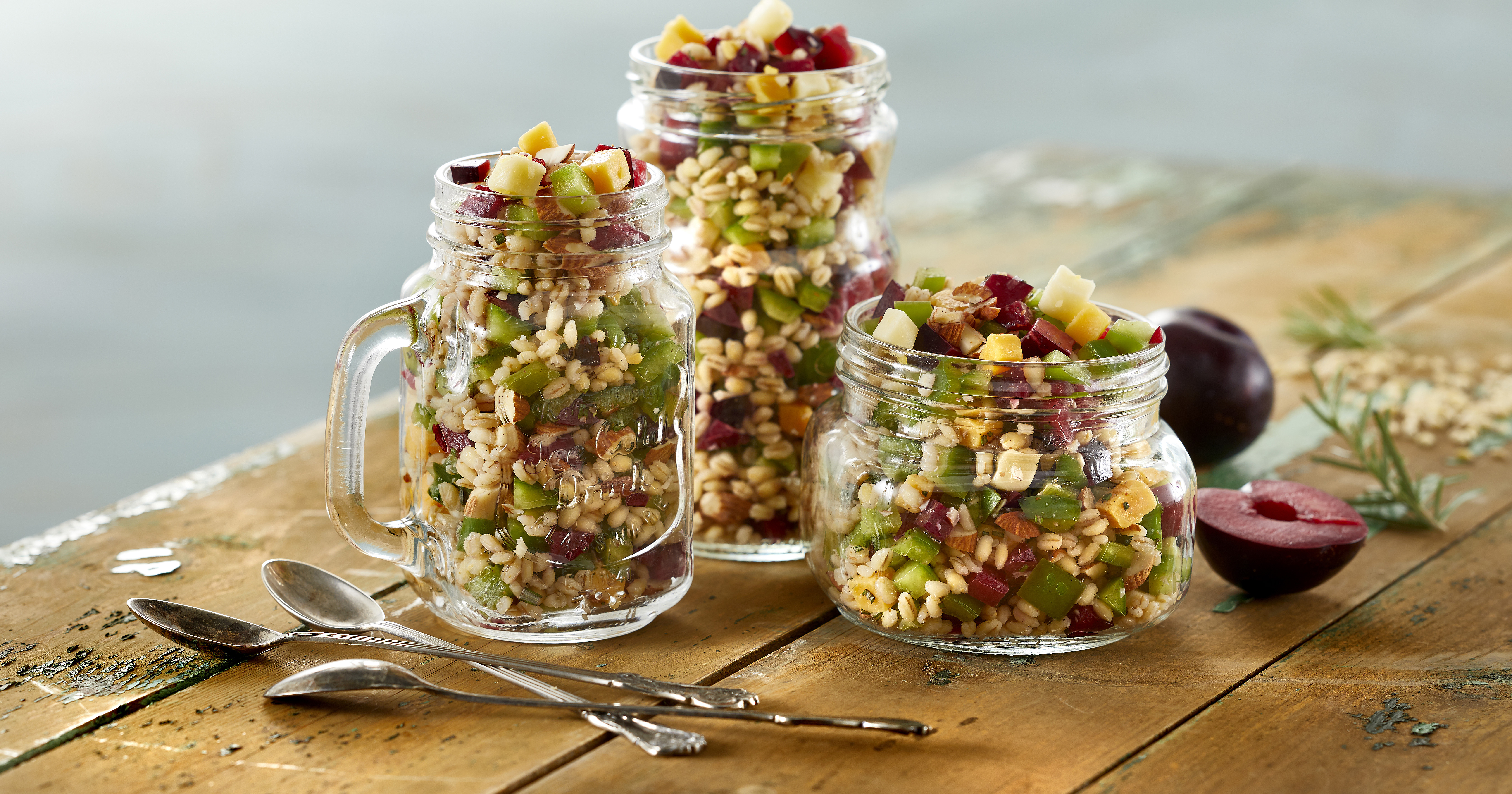 Perlebygsalat med blommer og ost