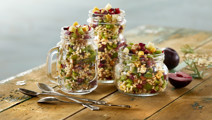 Perlebygsalat med blommer og ost
