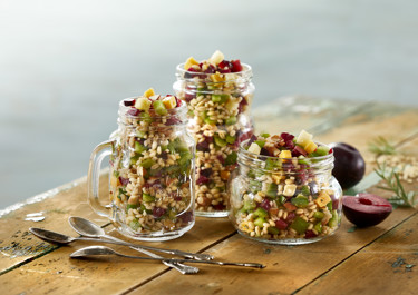 Perlebygsalat med blommer og ost