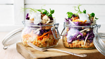 Linsesalat med kål, rodfrugter og brødcroutoner