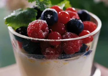 Smal pannacotta med jordgubbar och lime