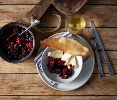 Castello Creamy White z deserem jagodowym i kruchymi ciasteczkami maślanymi Tuiles