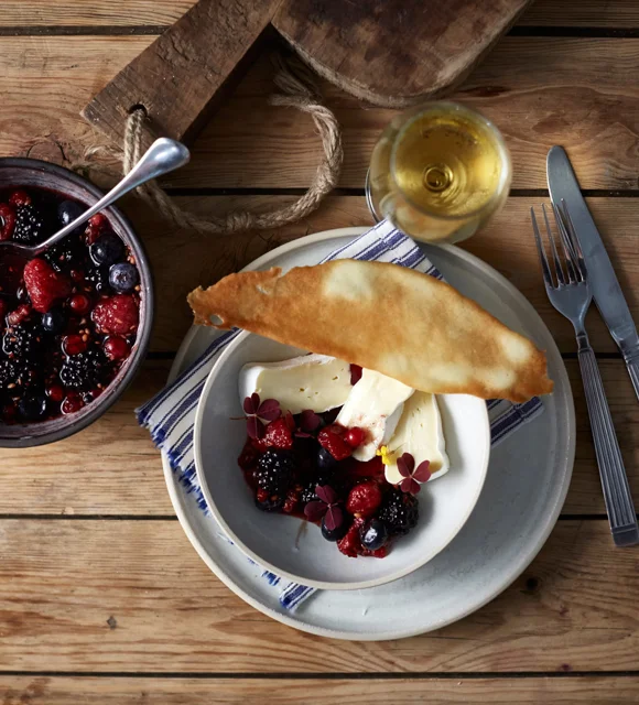 Fromage Crémeux Brie Castello avec compote d’automne de petits fruits crus et tuiles croustillantes