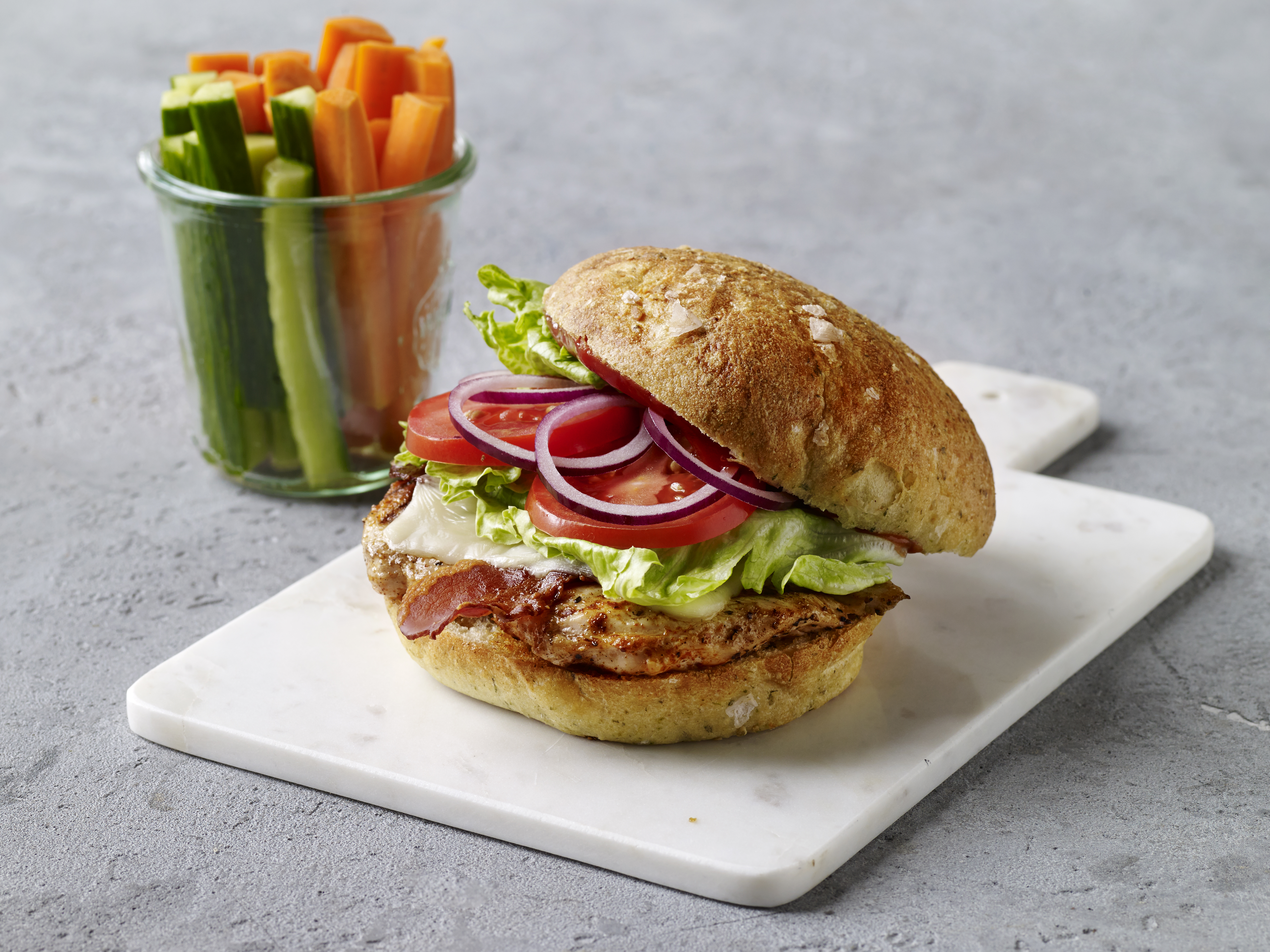 Gegrillter Hähnchen Burger mit Käse - Rezept | Arla - Rezept