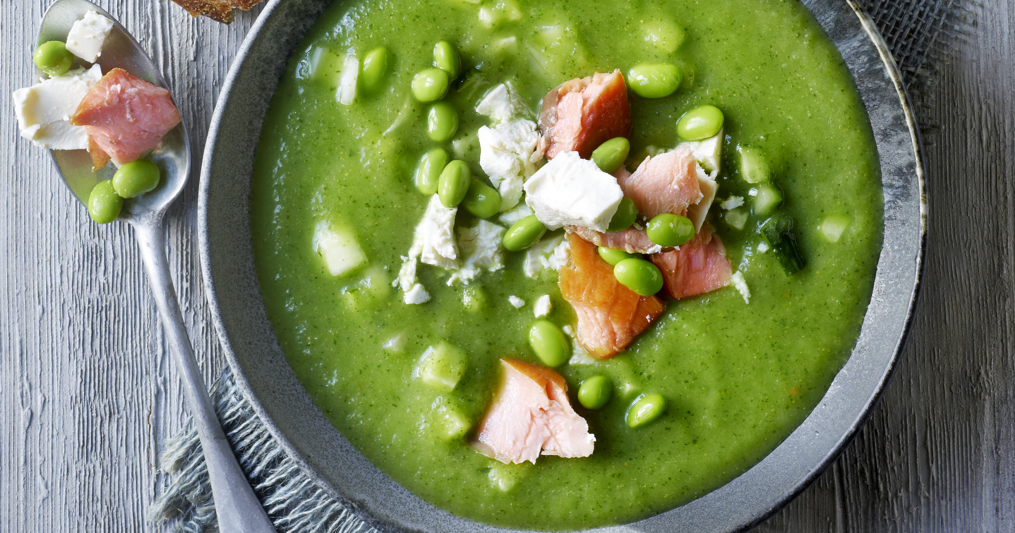 Kold agurkesuppe med laks og mynte