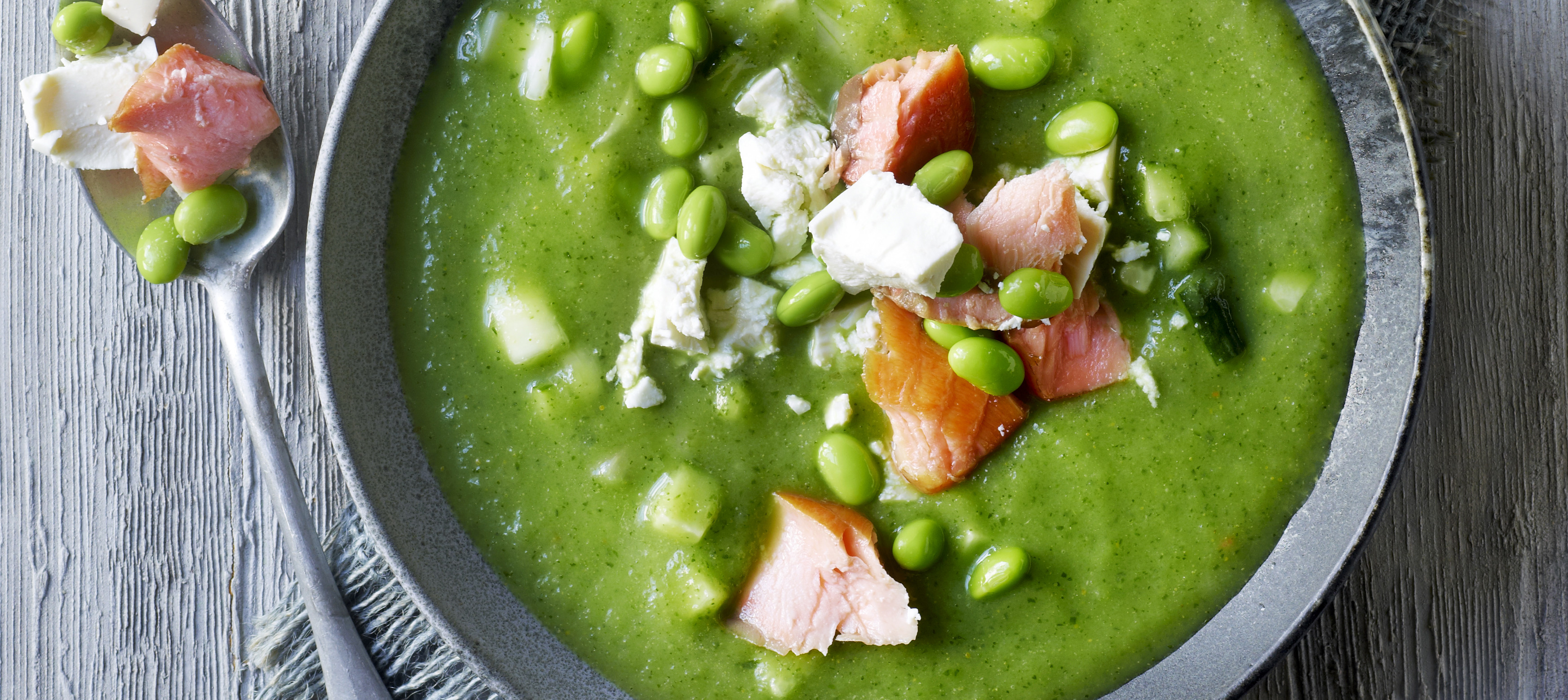 Kold agurkesuppe med laks og mynte