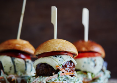Grillet hamburger med blåmuggost og barbequesaus