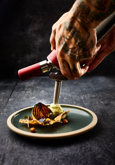 Gekarameliseerde uien met een mousse van blauwschimmel en roomkaas