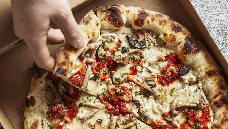 Kana-sienipizza ruohosipulilla