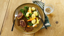 Frikadeller med sauce og kartofler