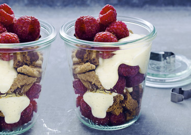 Solmogna hallon med vaniljkräm och krossade cookies