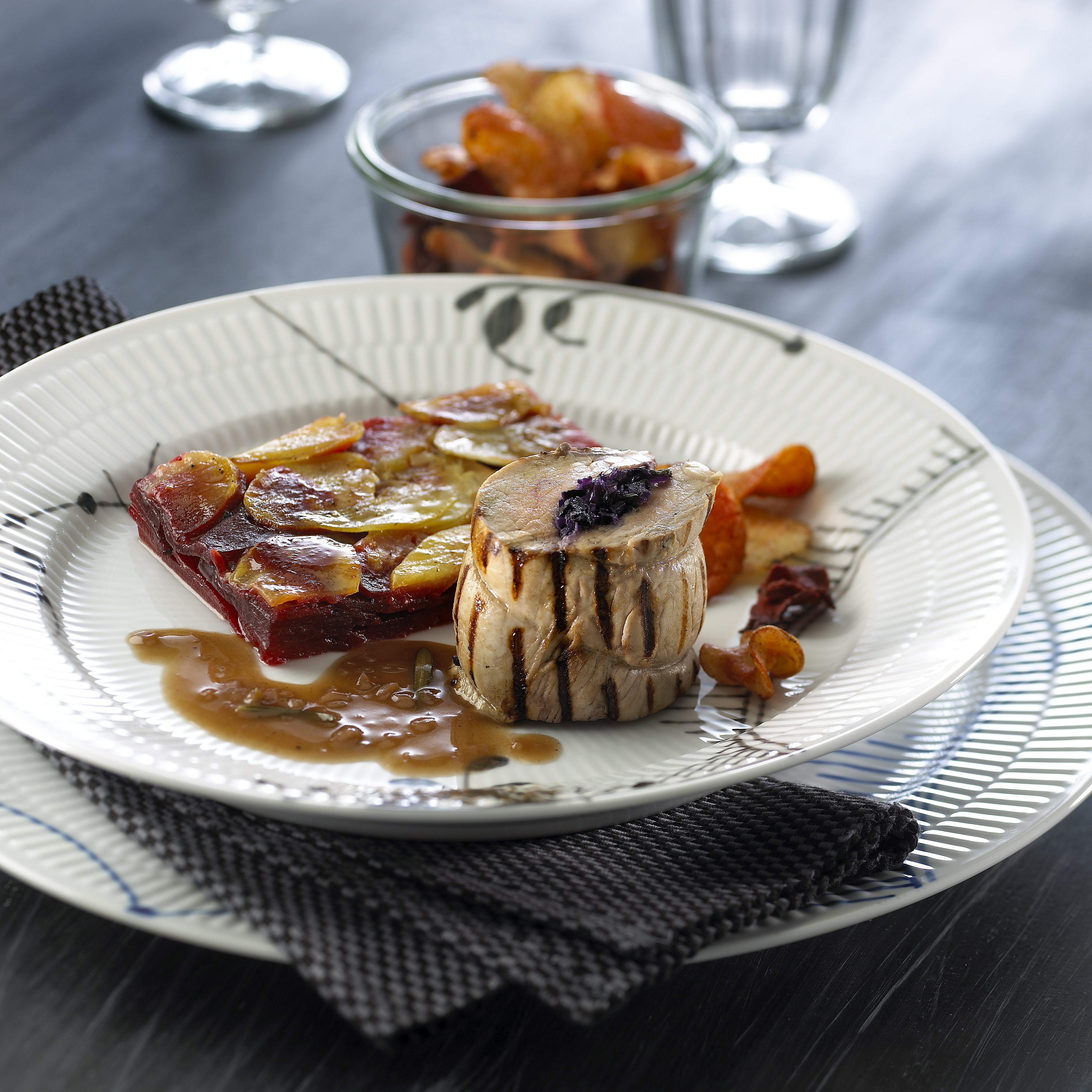 Fyldt svinemørbrad og pommes Anna med rødbede Opskrift fra Arla Arla