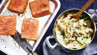 Lax i ugn med krämig penne, spenat och chili