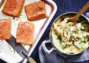 Lax i ugn med krämig penne, spenat och chili
