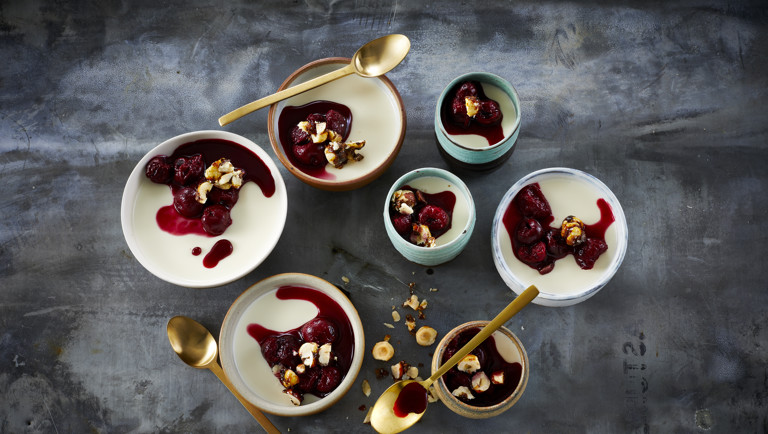 Ymer panna cotta med syltede kirsebær og brændte hasselnødder