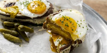 Täyteläinen, rapea ja ylellinen – Croque Mademoiselle on simppeli suosikkiannos.