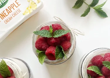 Vasitos de Arla Queso de untar Piña con frambuesas