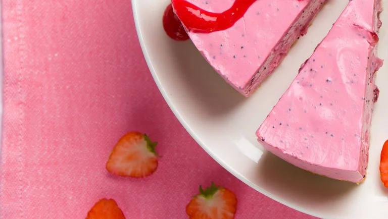 Mansikka-unikonsiemenjuustokakku