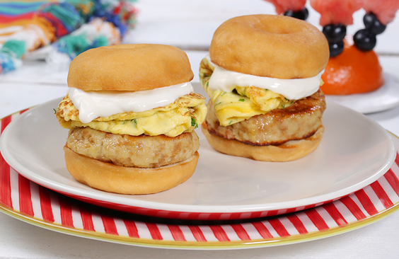 سندويش الدونات بالدجاج وجبنة الكريم