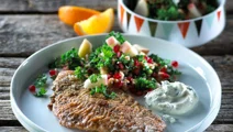 Fiskefilet med kulørt salat og persilledressing